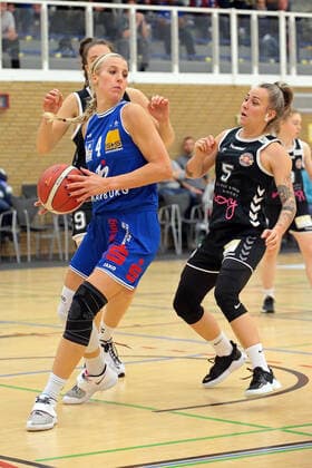 06.11.2021, xovx, Basketball Damen Bundesliga DBBL, BC pharmaserv Marburg - Rheinland Lions v.l. Rowie Jongeling (Rheinland Lions), Marie Bertholdt (BC pharmaserv Marburg), Joyce Cousseins-Smith (Rheinland Lions) Marburg Georg Gaßmann Halle Hessen Deutschland (DE)
