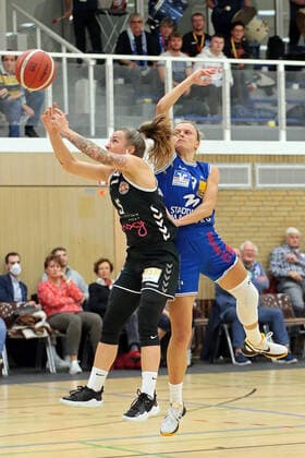 06.11.2021, xovx, Basketball Damen Bundesliga DBBL, BC pharmaserv Marburg - Rheinland Lions v.l. Joyce Cousseins-Smith (Rheinland Lions), Alexandra Wilke (BC pharmaserv Marburg) Marburg Georg Gaßmann Halle Hessen Deutschland (DE)