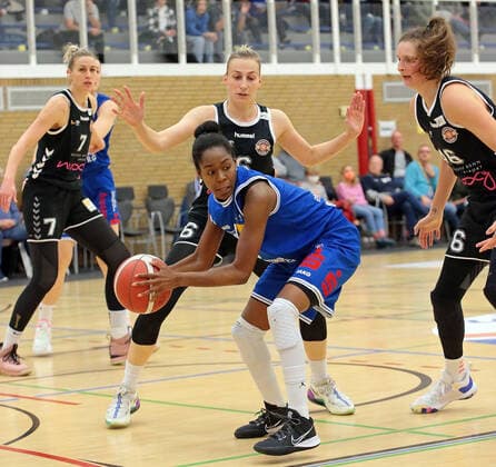 06.11.2021, xovx, Basketball Damen Bundesliga DBBL, BC pharmaserv Marburg - Rheinland Lions v.l. Lisa Koop (Rheinland Lions), Birte Thimm (Rheinland Lions), Tonisha Baker (BC pharmaserv Marburg), Romy Bär (Rheinland Lions) Marburg Georg Gaßmann Halle Hessen Deutschland (DE)