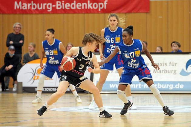 06.11.2021, xovx, Basketball Damen Bundesliga DBBL, BC pharmaserv Marburg - Rheinland Lions v.l. Rachel Arthur (BC pharmaserv Marburg), Jienke de Leyn (Rheinland Lions), Theresa Simon (BC pharmaserv Marburg), Tonisha Baker (BC pharmaserv Marburg) Marburg Georg Gaßmann Halle Hessen Deutschland (DE)