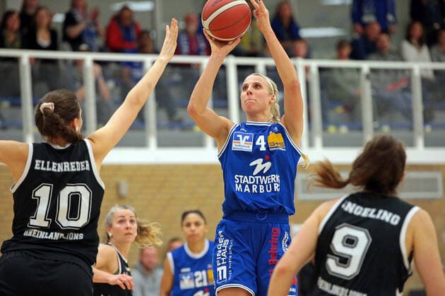 06.11.2021, xovx, Basketball Damen Bundesliga DBBL, BC pharmaserv Marburg - Rheinland Lions v.l. Carlotta Ellenrieder (Rheinland Lions), Marie Bertholdt (BC pharmaserv Marburg), Rowie Jongeling (Rheinland Lions) Marburg Georg Gaßmann Halle Hessen Deutschland (DE)