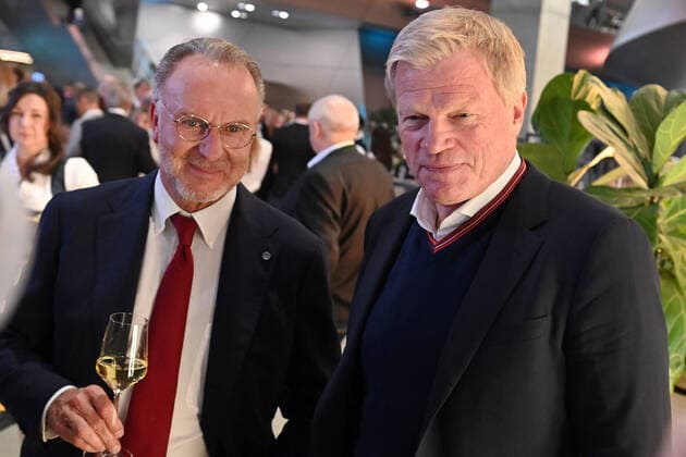 v.re:Oliver KAHN (Vorstandsvorsitzender FCB), Karl Heinz RUMMENIGGE, (ehemaliger Vorstandsvorsitzender). Bayerischer Sportpreis 2021 in der BMW Welt, Roter Teppich,Red Carpet am 06.11.2021.