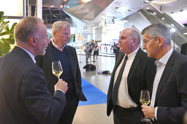 v.li.Karl Heinz RUMMENIGGE, (ehemaliger Vorstandsvorsitzender), Oliver KAHN (Vorstandsvorsitzender FCB), Uli HOENESS (Höness,Ehrenpraesident Bayern Muenchen), Herbert HAINER (Praesident Bayern Muenchen). Bayerischer Sportpreis 2021 in der BMW Welt, Roter Teppich,Red Carpet am 06.11.2021.