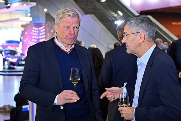 v.li:Oliver KAHN (Vorstandsvorsitzender FCB), Herbert HAINER (Praesident Bayern Muenchen). trinken Weisswein,Weinglas. Bayerischer Sportpreis 2021 in der BMW Welt, Roter Teppich,Red Carpet am 06.11.2021.