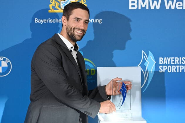 Hannes AIGNER (Wildwasser Kanu), Einzelbild,angeschnittenes Einzelmotiv, Halbfigur,halbe Figur. Bayerischer Sportpreis 2021 in der BMW Welt, Roter Teppich,Red Carpet am 06.11.2021.