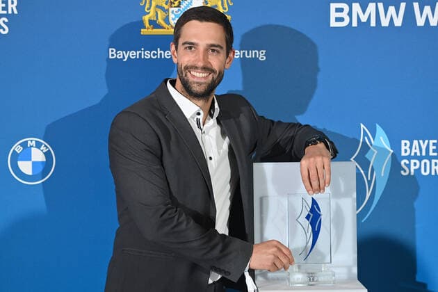 Hannes AIGNER (Wildwasser Kanu), Einzelbild,angeschnittenes Einzelmotiv, Halbfigur,halbe Figur. Bayerischer Sportpreis 2021 in der BMW Welt, Roter Teppich,Red Carpet am 06.11.2021.