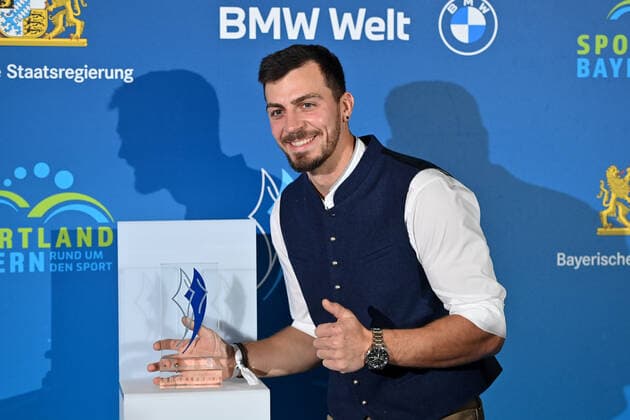 Sideris TASIADIS (Wildwasser Kanu), Einzelbild,angeschnittenes Einzelmotiv,Halbfigur,halbe Figur. Bayerischer Sportpreis 2021 in der BMW Welt, Roter Teppich,Red Carpet am 06.11.2021.