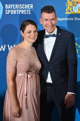 Matthias SCHINDLER (Para Radsport) mit Ehefrau Siw. Bayerischer Sportpreis 2021 in der BMW Welt, Roter Teppich,Red Carpet am 06.11.2021.