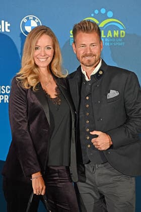 Sky Moderator Gregor TEICHER mit Ehefrau Stephanie. Bayerischer Sportpreis 2021 in der BMW Welt, Roter Teppich,Red Carpet am 06.11.2021.