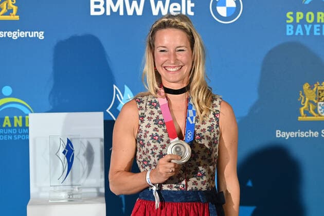 Tina LUTZ (Segeln), mit Silbermedaille Tokio 2020, Einzelbild,angeschnittenes Einzelmotiv,Halbfigur,halbe Figur. Bayerischer Sportpreis 2021 in der BMW Welt, Roter Teppich,Red Carpet am 06.11.2021.
