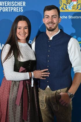 Sideris TASIADIS (Wildwasser Kanu), mit Freundin Denise. Bayerischer Sportpreis 2021 in der BMW Welt, Roter Teppich,Red Carpet am 06.11.2021.