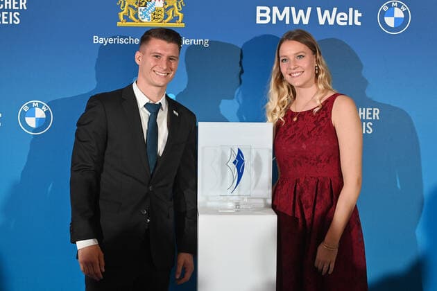 Lukas DAUSER (Turner) mit Freundin Viktoria NITHACK. Bayerischer Sportpreis 2021 in der BMW Welt, Roter Teppich,Red Carpet am 06.11.2021.