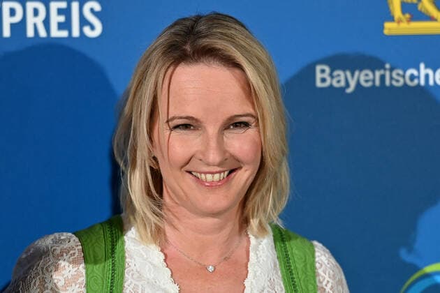 Hilde GERG (ehemalige Skirennlaeuferin), Einzelbild,angeschnittenes Einzelmotiv,Portraet,Portrait,Porträt, Bayerischer Sportpreis 2021 in der BMW Welt, Roter Teppich,Red Carpet am 06.11.2021.