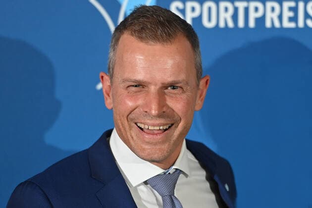 Tobias ANGERER (ehemaliger Skilanglaeufer), Einzelbild,angeschnittenes Einzelmotiv,Portraet,Portrait,Porträt, Bayerischer Sportpreis 2021 in der BMW Welt, Roter Teppich,Red Carpet am 06.11.2021.