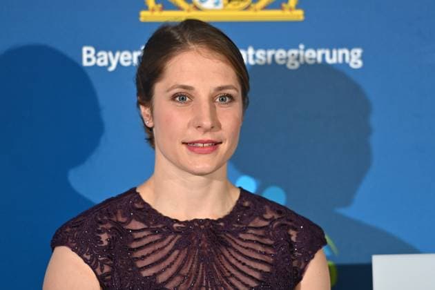 Tina HERMANN (Skeleton), Einzelbild,angeschnittenes Einzelmotiv,Portraet,Portrait,Porträt, Bayerischer Sportpreis 2021 in der BMW Welt, Roter Teppich,Red Carpet am 06.11.2021.