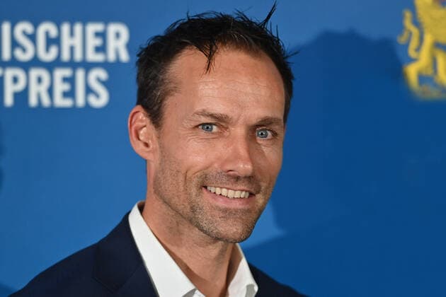 Sven HANNAWALD (ehemaliger Skispringer), Einzelbild,angeschnittenes Einzelmotiv,Portraet,Portrait,Porträt, Bayerischer Sportpreis 2021 in der BMW Welt, Roter Teppich,Red Carpet am 06.11.2021.