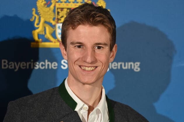 Karl GEIGER (Skispringer), Einzelbild,angeschnittenes Einzelmotiv,Portraet,Portrait,Porträt, Bayerischer Sportpreis 2021 in der BMW Welt, Roter Teppich,Red Carpet am 06.11.2021.