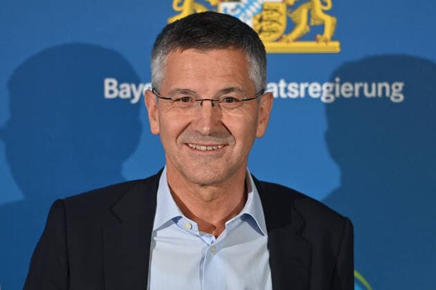 Herbert HAINER (Praesident Bayern Muenchen), Einzelbild,angeschnittenes Einzelmotiv,Portraet,Portrait,Porträt, Bayerischer Sportpreis 2021 in der BMW Welt, Roter Teppich,Red Carpet am 06.11.2021.