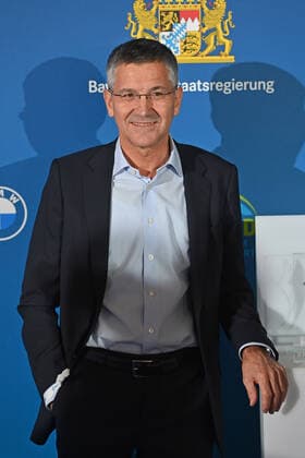 Herbert HAINER (Praesident Bayern Muenchen) Einzelbild,angeschnittenes Einzelmotiv,Halbfigur,halbe Figur. Bayerischer Sportpreis 2021 in der BMW Welt, Roter Teppich,Red Carpet am 06.11.2021.