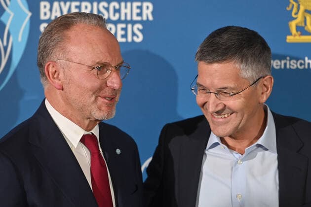 v.li:Karl Heinz RUMMENIGGE, (ehemaliger Vorstandsvorsitzender), Herbert HAINER (Praesident Bayern Muenchen). Bayerischer Sportpreis 2021 in der BMW Welt, Roter Teppich,Red Carpet am 06.11.2021.