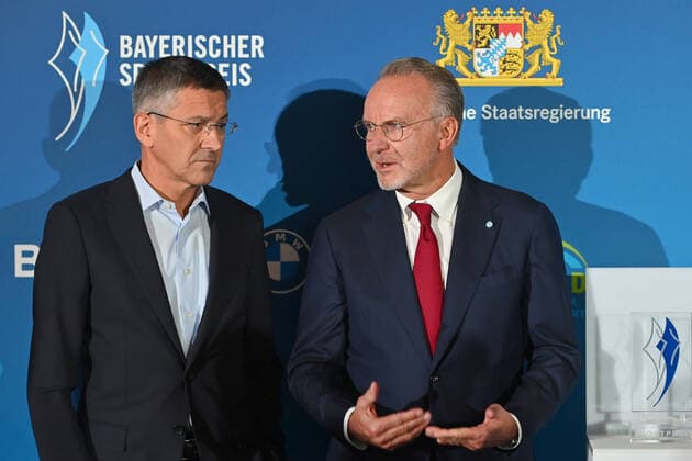 v.li:Herbert HAINER (Praesident Bayern Muenchen), Karl Heinz RUMMENIGGE, (ehemaliger Vorstandsvorsitzender). Bayerischer Sportpreis 2021 in der BMW Welt, Roter Teppich,Red Carpet am 06.11.2021.