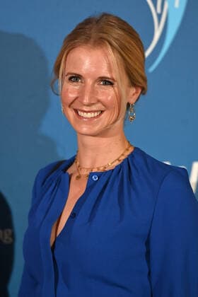 Jessica VON BREDOW WERNDL, Einzelbild,angeschnittenes Einzelmotiv,Portraet,Portrait,Porträt. Bayerischer Sportpreis 2021 in der BMW Welt, Roter Teppich,Red Carpet am 06.11.2021.