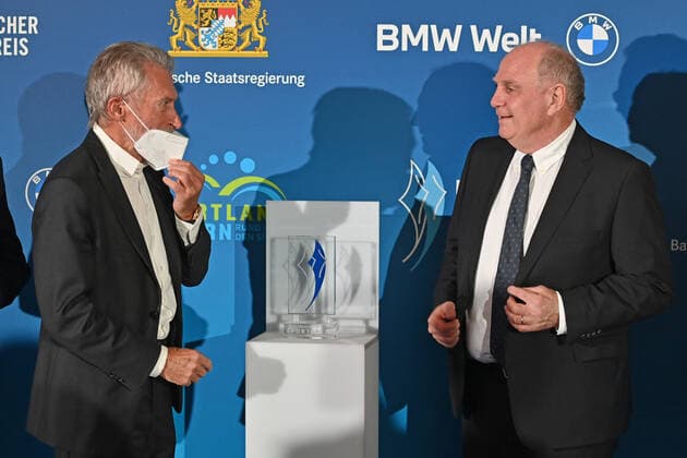 v.li:Paul BREITNER, Uli HOENESS (Höness,Ehrenpraesident Bayern Muenchen). Bayerischer Sportpreis 2021 in der BMW Welt, Roter Teppich,Red Carpet am 06.11.2021.