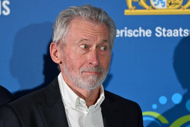 Paul BREITNER, Einzelbild,angeschnittenes Einzelmotiv,Portraet,Portrait,Porträt. Bayerischer Sportpreis 2021 in der BMW Welt, Roter Teppich,Red Carpet am 06.11.2021.