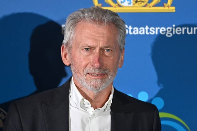 Paul BREITNER, Einzelbild,angeschnittenes Einzelmotiv,Portraet,Portrait,Porträt. Bayerischer Sportpreis 2021 in der BMW Welt, Roter Teppich,Red Carpet am 06.11.2021.