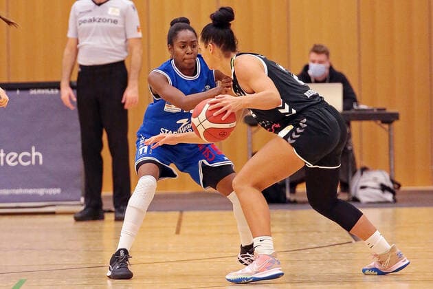06.11.2021, xovx, Basketball Damen Bundesliga DBBL, BC pharmaserv Marburg - Rheinland Lions v.l. Tonisha Baker (BC pharmaserv Marburg), Taylor Wurtz-Purifoy (Rheinland Lions) Marburg Georg Gaßmann Halle Hessen Deutschland (DE)