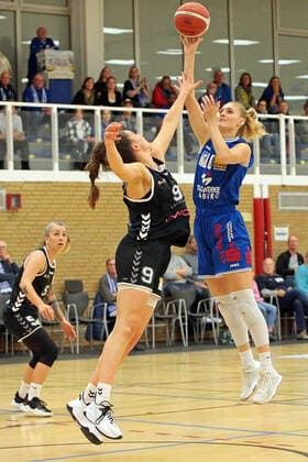 06.11.2021, xovx, Basketball Damen Bundesliga DBBL, BC pharmaserv Marburg - Rheinland Lions v.l. Joyce Cousseins-Smith (Rheinland Lions), Rowie Jongeling (Rheinland Lions), Hanna Crymble (BC pharmaserv Marburg) Marburg Georg Gaßmann Halle Hessen Deutschland (DE)