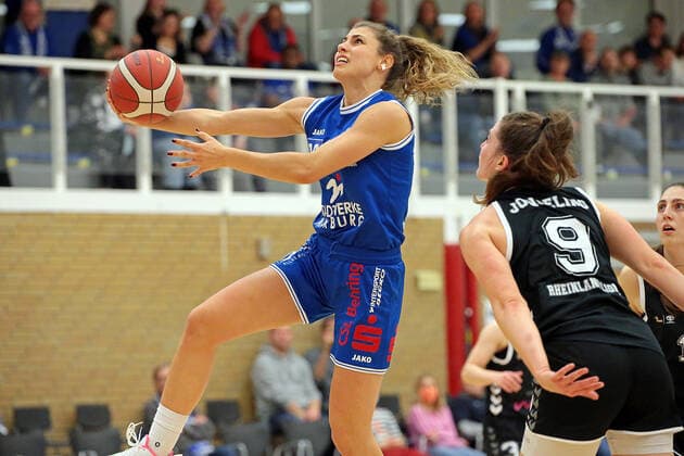 06.11.2021, xovx, Basketball Damen Bundesliga DBBL, BC pharmaserv Marburg - Rheinland Lions v.l. Theresa Simon (BC pharmaserv Marburg), Rowie Jongeling (Rheinland Lions) Marburg Georg Gaßmann Halle Hessen Deutschland (DE)