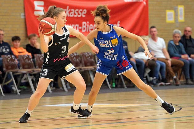 06.11.2021, xovx, Basketball Damen Bundesliga DBBL, BC pharmaserv Marburg - Rheinland Lions v.l. Jienke de Leyn (Rheinland Lions), Selma Yesilova (BC pharmaserv Marburg) Marburg Georg Gaßmann Halle Hessen Deutschland (DE)