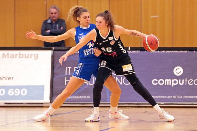 06.11.2021, xovx, Basketball Damen Bundesliga DBBL, BC pharmaserv Marburg - Rheinland Lions v.l. Theresa Simon (BC pharmaserv Marburg), Romy Bär (Rheinland Lions) Marburg Georg Gaßmann Halle Hessen Deutschland (DE)