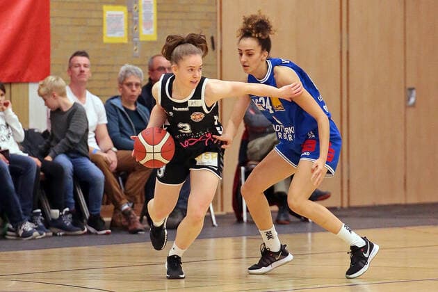 06.11.2021, xovx, Basketball Damen Bundesliga DBBL, BC pharmaserv Marburg - Rheinland Lions v.l. Jienke de Leyn (Rheinland Lions), Selma Yesilova (BC pharmaserv Marburg) Marburg Georg Gaßmann Halle Hessen Deutschland (DE)