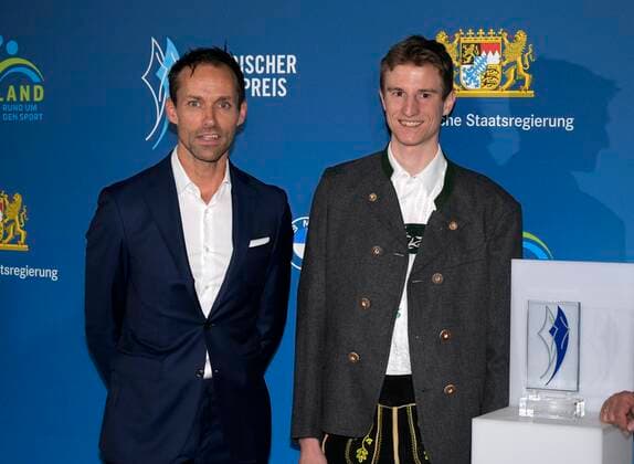 06.11.2021, Verleihung Bayerischer Sportpreis 2021 in der BMW-Welt München, Roter Teppich vor der Gala, v.li: Ex-Skispringer Sven Hannawald, Weltmeister-Skispringer Karl Geiger.