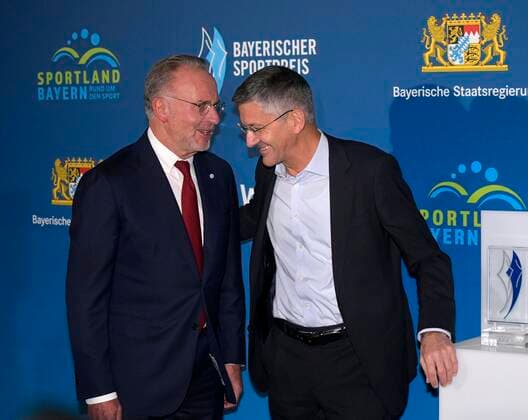 06.11.2021, Verleihung Bayerischer Sportpreis 2021 in der BMW-Welt München, Roter Teppich vor der Gala, v.li: Vorstandsvorsitzender Karl-Heinz Rummenigge (FC Bayern München) und Präsident Herbert Hainer (FC Bayern)