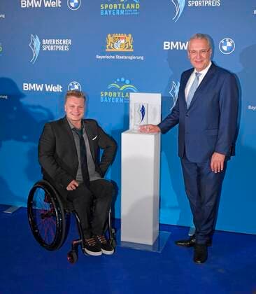 06.11.2021, Verleihung Bayerischer Sportpreis 2021 in der BMW-Welt München, Roter Teppich vor der Gala, v.li: Skifahrer Nikolai Sommer (Jetzt erst recht Preis) mit und Innenminister Joachim Herrmann.