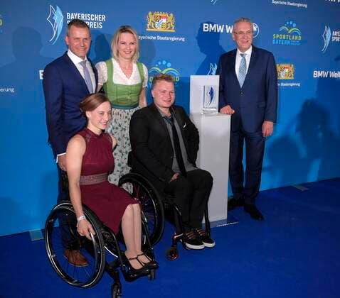 06.11.2021, Verleihung Bayerischer Sportpreis 2021 in der BMW-Welt München, Roter Teppich vor der Gala, v.li: Tobias Angerer, Hilde Gerg, Anna Schaffelhuber und Skifahrer Nikolai Sommer (Jetzt erst recht Preis) mit und Innenminister Joachim Herrmann.