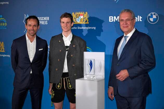 06.11.2021, Verleihung Bayerischer Sportpreis 2021 in der BMW-Welt München, Roter Teppich vor der Gala, v.li: Ex-Skispringer Sven Hannawald, Weltmeister-Skispringer Karl Geiger mit und Innenminister Joachim Herrmann.