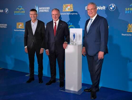06.11.2021, Verleihung Bayerischer Sportpreis 2021 in der BMW-Welt München, Roter Teppich vor der Gala, v.li: Vorstandsvorsitzender Karl-Heinz Rummenigge (FC Bayern München) und Präsident Herbert Hainer (FC Bayern) mit und Innenminister Joachim Herrmann.
