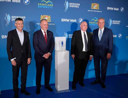 06.11.2021, Verleihung Bayerischer Sportpreis 2021 in der BMW-Welt München, Roter Teppich vor der Gala, v.li: Präsident Herbert Hainer (FC Bayern), Vorstandsvorsitzender Karl-Heinz Rummenigge (FC Bayern München), Ehren-Präsident Uli Hoeness (FC Bayern), mit und Innenminister Joachim Herrmann.