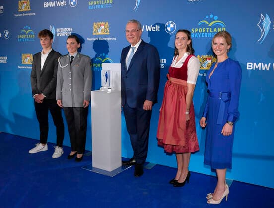 06.11.2021, Verleihung Bayerischer Sportpreis 2021 in der BMW-Welt München, Roter Teppich vor der Gala, v.li: Taliso Engel, Lisa Brennauer, und Innenminister Joachim Herrmann, Ricarda Funk und Jessica Bredow-Werndl