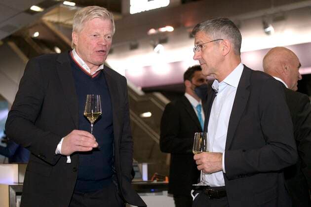06.11.2021, Verleihung Bayerischer Sportpreis 2021 in der BMW-Welt München, Roter Teppich vor der Gala, v.li: Vorstandsmitglied Oliver Kahn (Bayern München), Präsident Herbert Hainer (FC Bayern) im Gespräch am Rande der Veranstaltung.