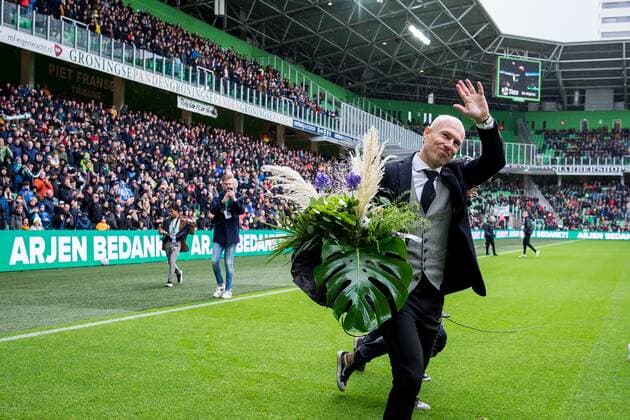GRONINGEN - Tribute to FC Groningen for retired Arjen Robben as he thanks the crowd during the Dutch Eredivisie match between FC Groningen and RKC Waalwijk at the Euroborg stadium on November 7, 2021 in Groningen, Netherlands. ANP COR LASKER Dutch Eredivisie 2021 2022 xVIxANPxSportx xxANPxIVx
