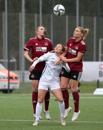 07.11.2021 - Fussball - Saison 2021 2022 - 2. Frauen-Fussball - Bundesliga - 08. Spieltag: 1. FC Nürnberg FCN ( Club ) - FSV Gütersloh 2009 - Sportfoto Zink DaMa - Nadja Burkard (22, 1. FC Nürnberg FCN ) Noreen Günnewig (14, FSV Gütersloh ) Kerstin Bogenschütz Bogenschuetz (8, 1. FC Nürnberg FCN )