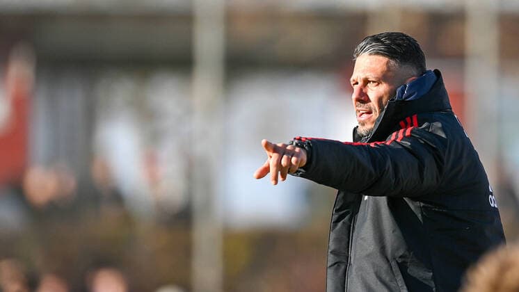 Trainer Martin Demichelis (FC Bayern München) gibt Anweisungen, gestikuliert, mit den Armen gestikulieren, gives instructions, gesticulate Einzelbild, Aktion, Action, 07.11.2021, Heimstetten (Deutschland), Fussball, Regionalliga Bayern, SV Heimstetten - FC Bayern München II *** Coach Martin Demichelis FC Bayern München gives instructions, gestures, gesticulate with arms, gives instructions, gesticulate frame, action, action, 07 11 2021, Heimstetten Germany , Football, Regionalliga Bayern, SV Heimstetten FC Bayern München II xslx