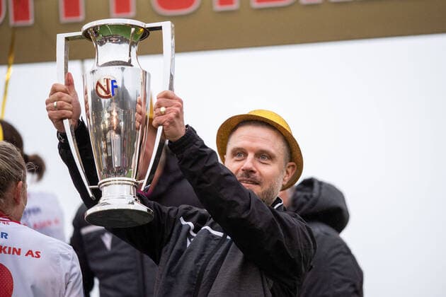 211107 Alexander Straus, head coach of Sandviken, with trophy after the Toppserien football match between Sandviken and Klepp on November 7, 2021 in Bergen. Photo: Marius Simensen BILDBYRAN Cop 238 bbeng dam football fotball fotboll klepp sandviken tfk toppserien jubel Copyright: MARIUSxSIMENSEN BB211107BB511