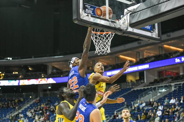 07.11.2021, xlakx, Basketball BBL, Alba Berlin - SYNTAINICS MBC emspor, v.l.Chris Coffey (Syntainics MBC No.22),Louis Olinde (Alba Berlin No.19) Berlin