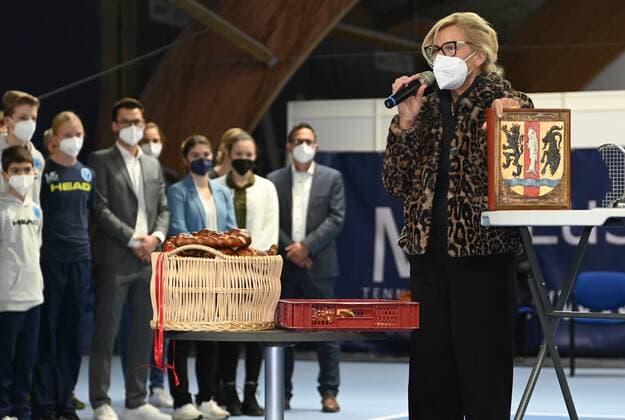 07.11.2021 - Tennis - ATP, Tennis Herren Challenger Tour - Challenger Eckental - Int. Deutsche Tennis-Hallenmeisterschaften - Finale Endspiel - - Ilse Dölle ( Erste Bürgermeisterin Markt Eckental ) mit dem goldenen Buch